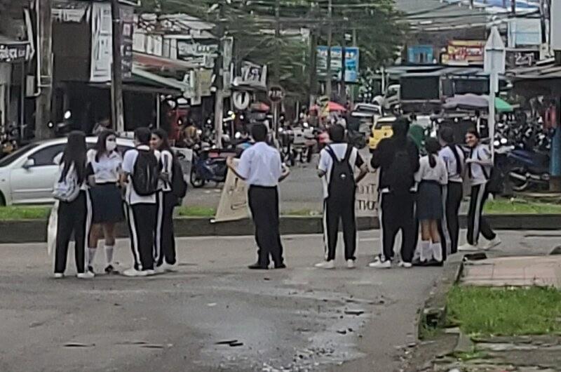 ¿Por qué protestan los estudiantes del colegio Caldas? 