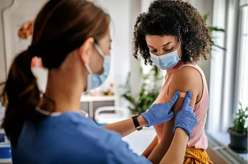 Si va a viajar,  vacúnese contra la fiebre amarilla