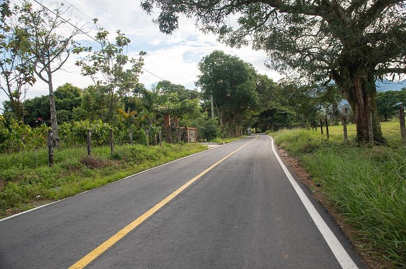 Con plásticos reciclados pavimentan vía en el Meta