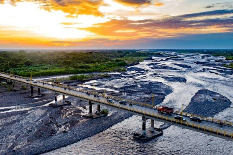 La realidad del puente sobre el río Guatiquía