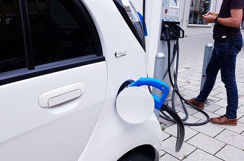 Cómo se planifica la carga de carros eléctricos 