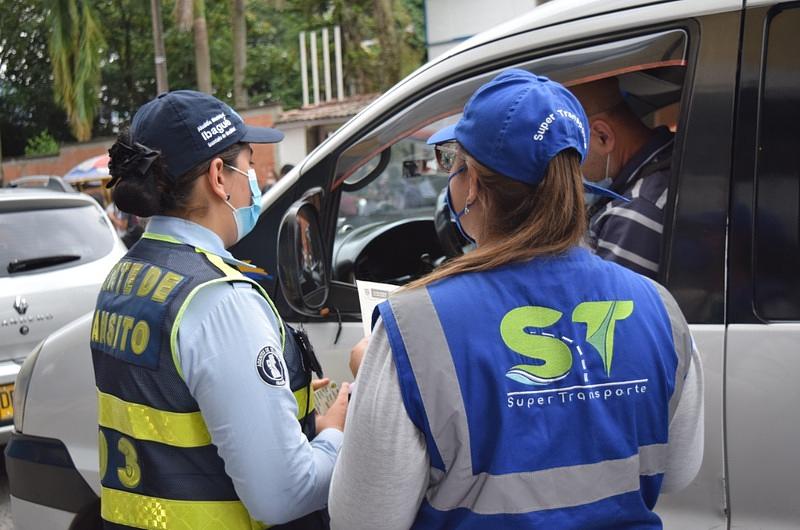 Por qué investigan empresas de transporte escolar