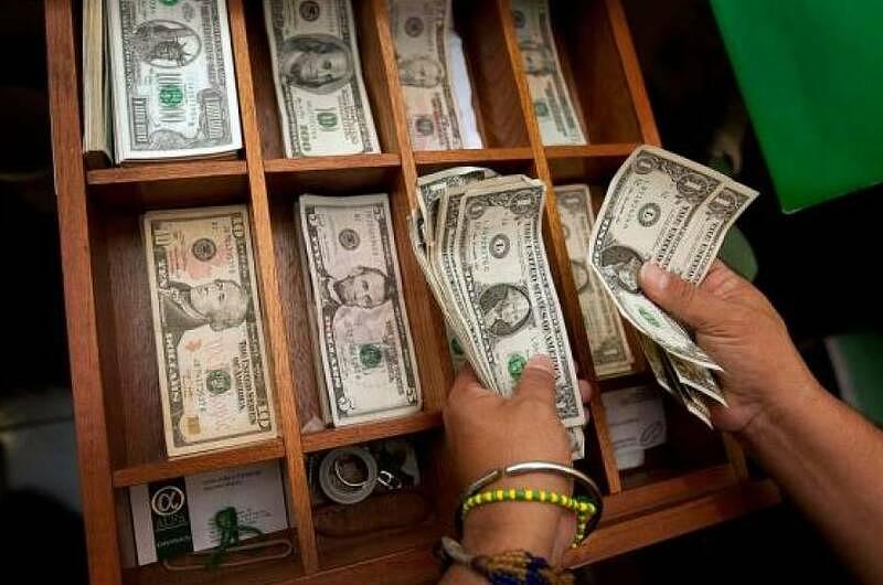 Precio del dólar en Colombia está a $1 de los $5000 