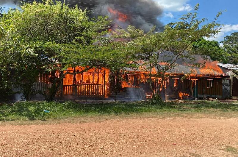 Incendio destruye tres viviendas en Piñalito, Vistahermosa