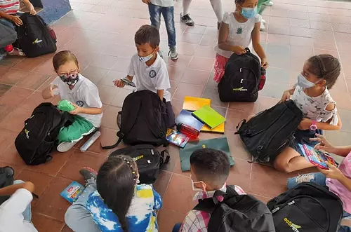 Estudiantes y docentes en Meta reciben 15 mil kits escolares