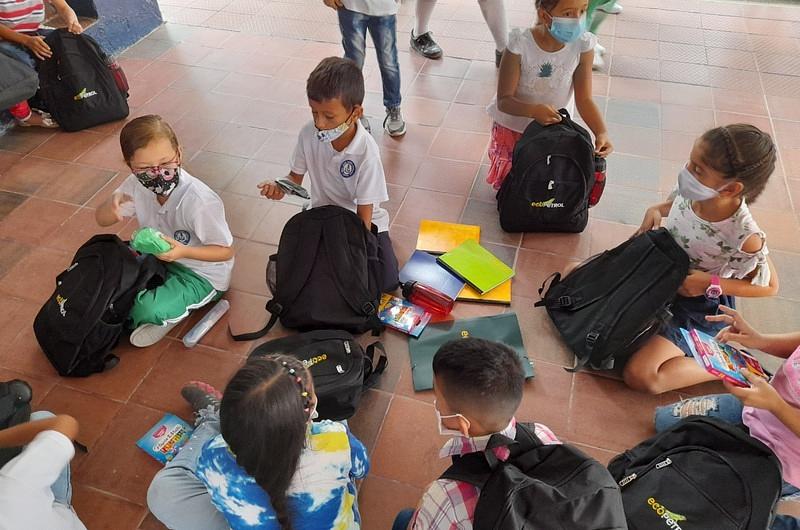 Estudiantes y docentes en Meta reciben 15 mil kits escolares