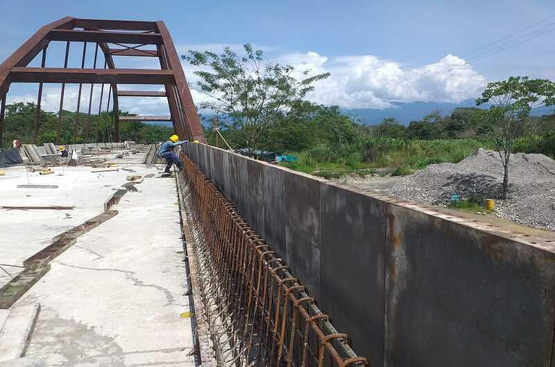 Avanza la construcción del puente sobre Río Claro