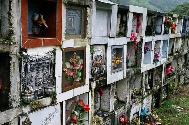 Urge desocupar bóvedas del cementerio Central