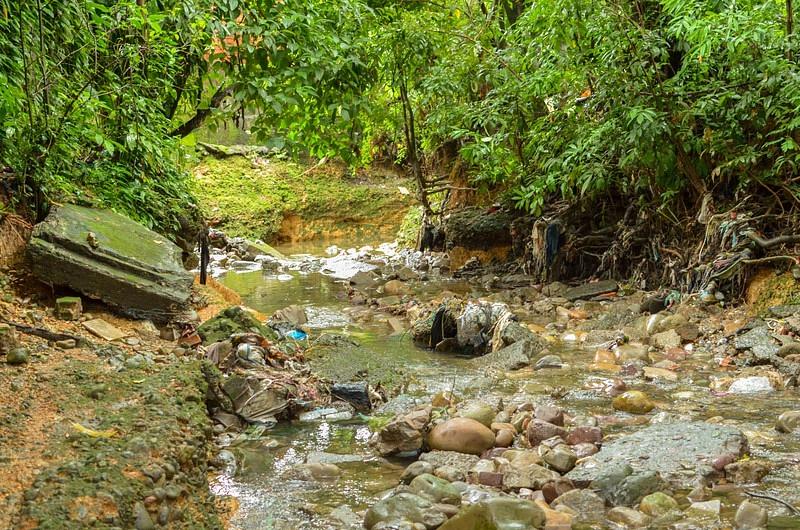 Sancionarán a quienes contaminan el caño La Cuerera