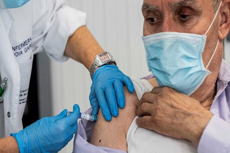 Inició vacunación por agendamiento para mayores de 55 años