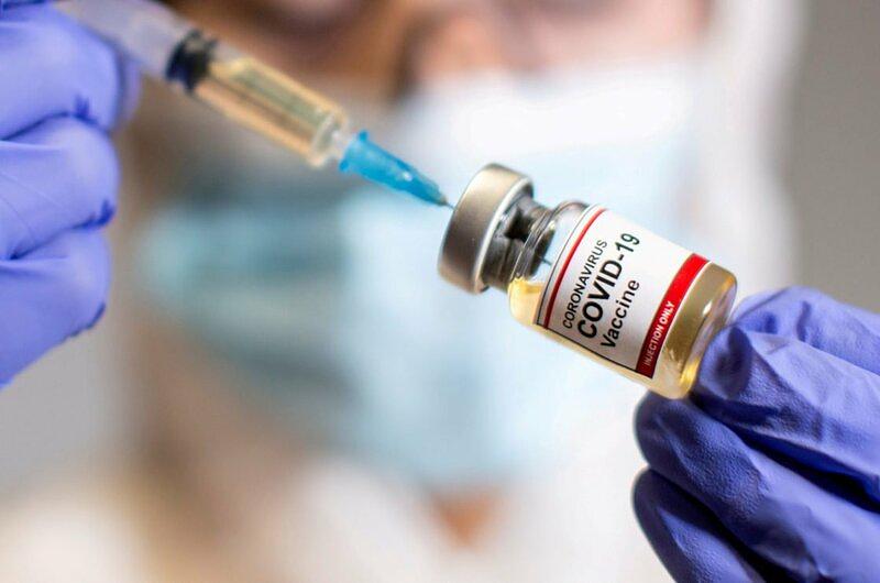 Mayores de 45 solo deben presentar cédula para vacunarse