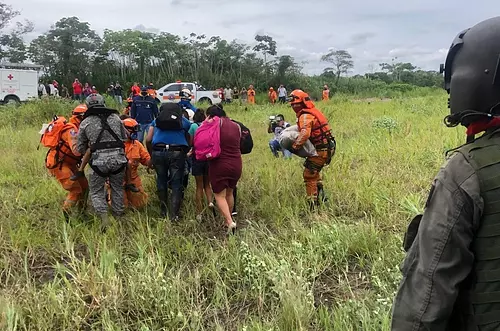 Con helicóptero rescatan a seis personas atrapadas en el río Guatiquía