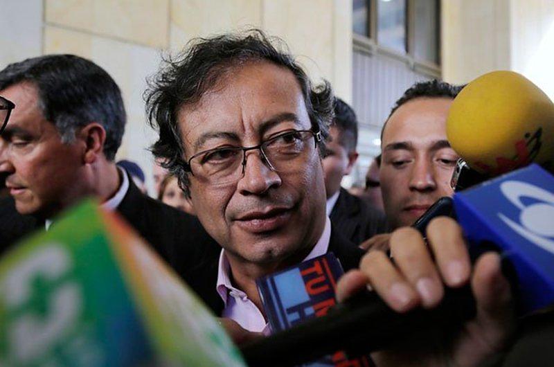 "Abogado de Uribe presiona a narcos para declarar en mi contra": Petro