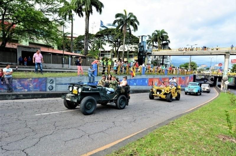Desfile de carros antiguos durante el VII Festival Llanero en Villavicencio