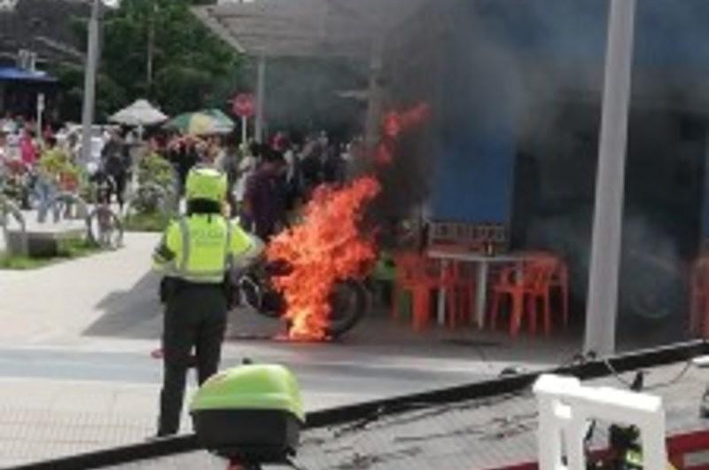 Hombre prendió fuego a su moto para evitar que fuera inmovilizada 