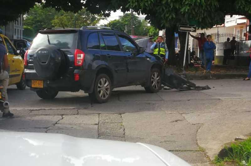 Accidente entre ambulancia y vehículo particular dejó 5 personas heridas