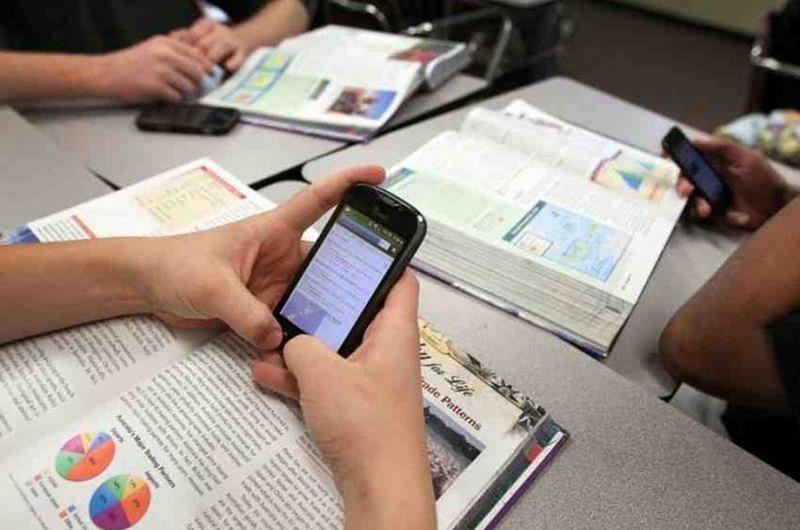 Aprueban en primer debate proyecto para prohibir celulares en colegios