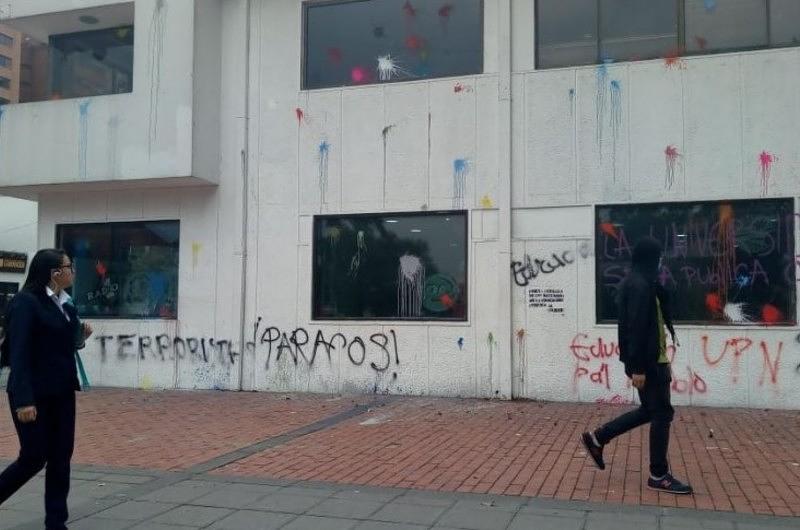 Manifestantes atacaron RCN radio en Bogotá durante la marcha