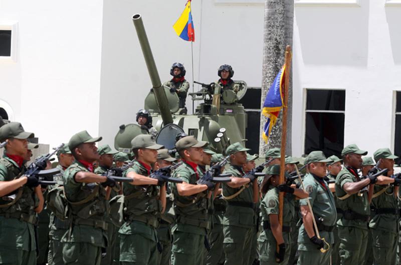 Venezuela despliega militares cerca de frontera con Colombia