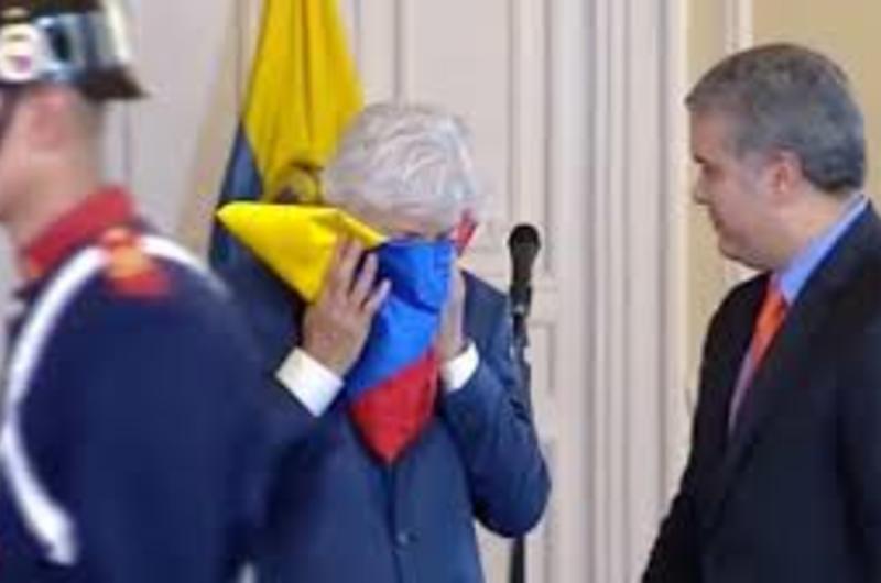 Entre lágrimas Pékerman recibió homenaje otorgado por Duque