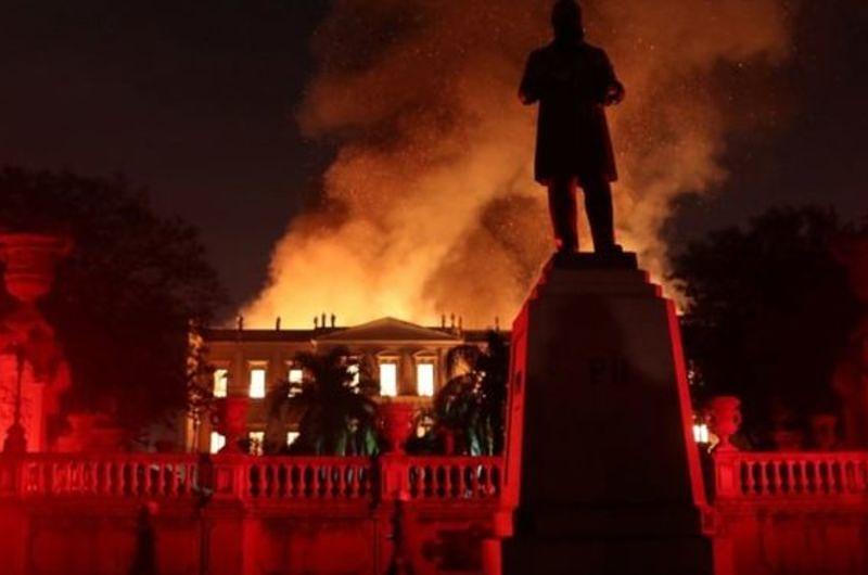 Incendio consume el museo Nacional de Brasil y se lleva años de historia