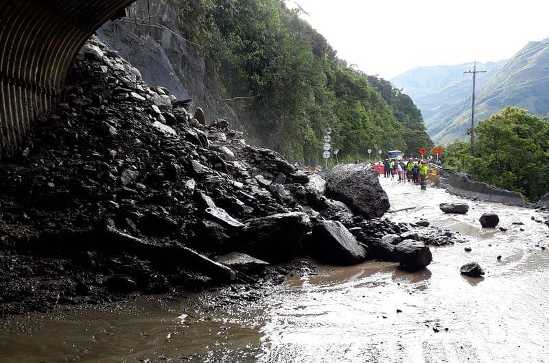 Lluvias de últimas horas generaron nueva caída de material en la vía 