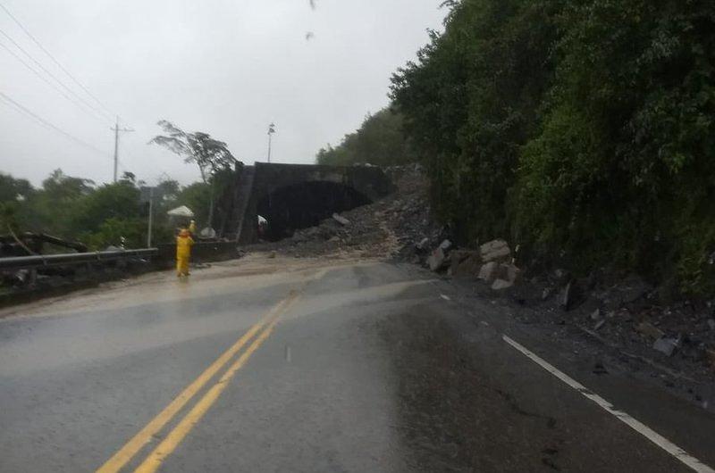 Por caída de material cerrada vía Bogotá- Villavicencio