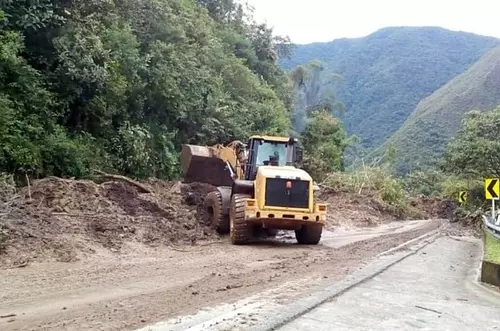 Avanzan los trabajos de remoción de escombros en vía al Llano
