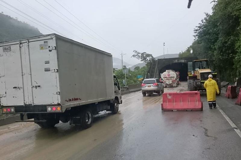 Paso alterno vía Bogotá-Villavicencio en el kilómetro 64 +200