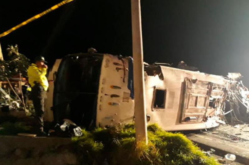 Un gran número de colombianos muertos deja accidente de bus en Ecuador