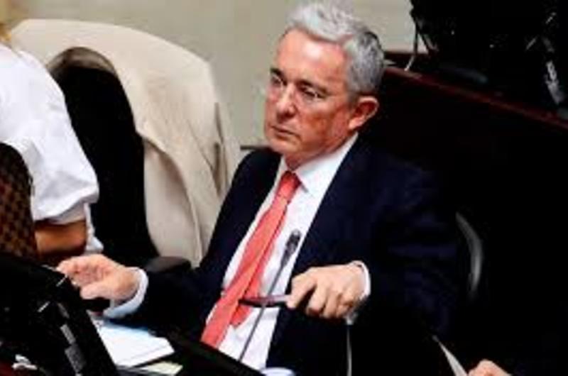 Alvaro Uribe renunciaría al senado por sentirse "moralmente impedido"