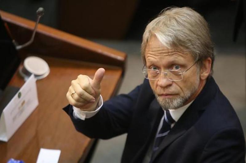 Mockus podría ser sancionado por bajarse los pantalones en el Congreso