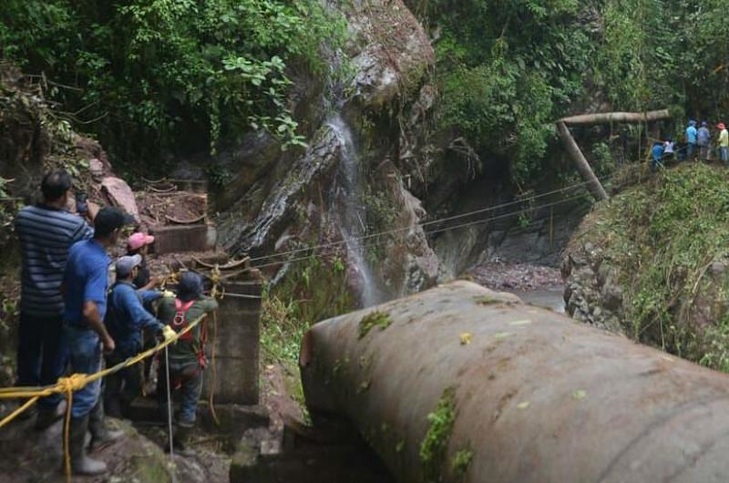 Pese a la lluvia continúan trabajos en la linea de aducción