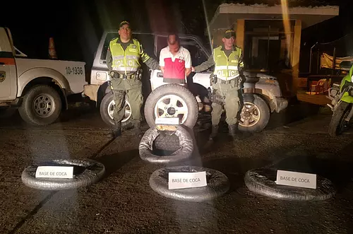 Descubiertos 68 kilos de base de coca entre las llantas de un campero