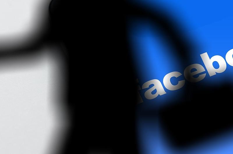 Facebook afirmó que lee los mensajes privados y revisa las fotos