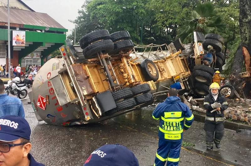 Fuerte accidente ocasionó tracto camión en la glorieta la Grama