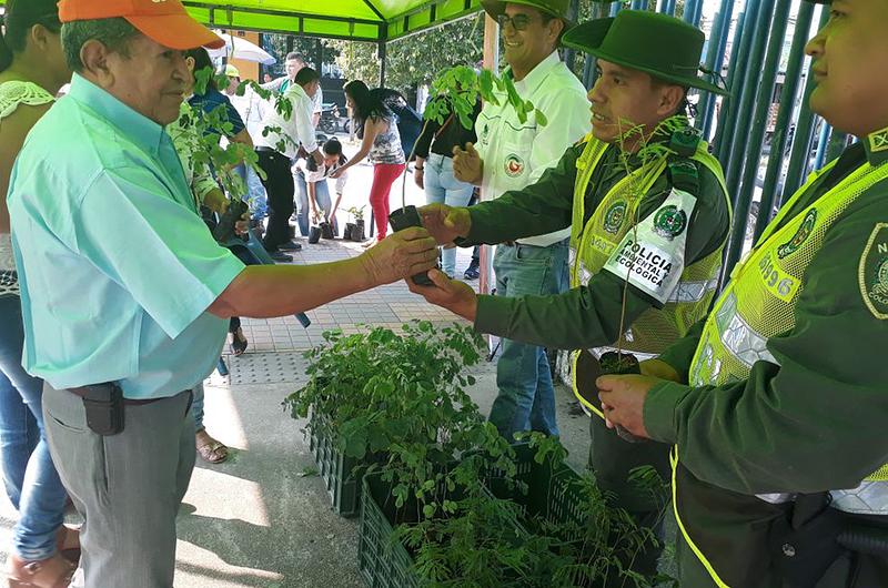 Policía entregó árboles para su bendición en el domingo de ramos