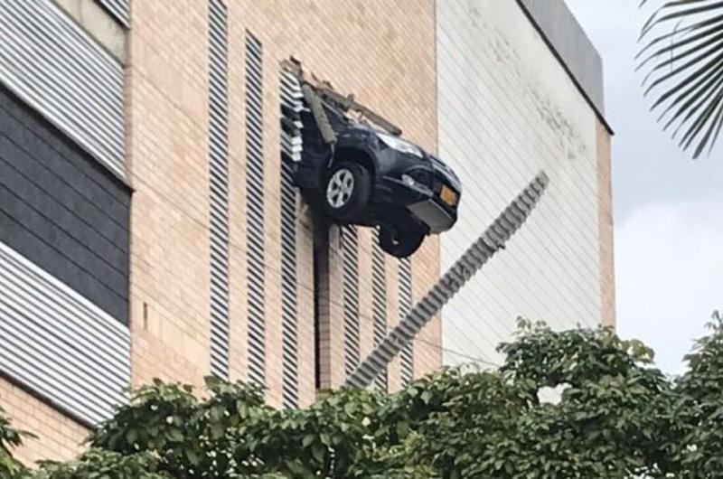 Una camioneta atravesó una pared de ladrillos en Envigado, Antioquia