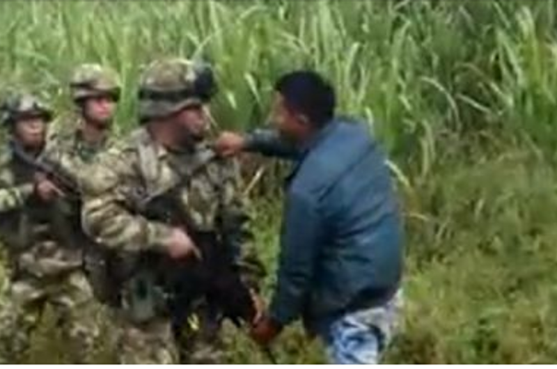 Militares se defienden de campesinos que los atacaron con machetes