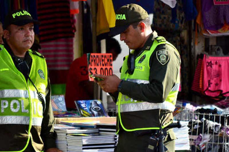 Policías sancionados por chatear en horario laboral