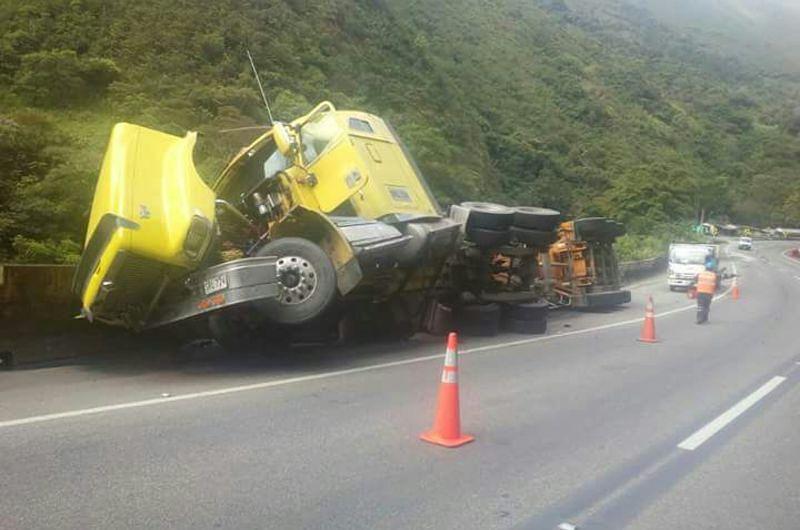 Tras volcamiento de tractocamión Cormacarena atiende emergencia 