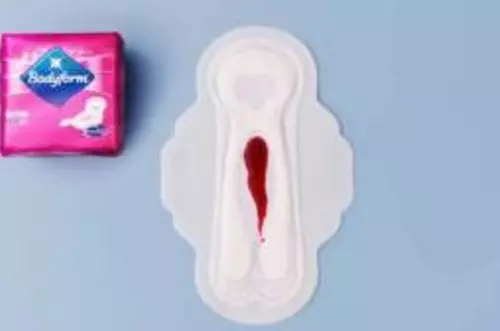 ¡Una marca de toallas higiénicas muestra el verdadero color del periodo!