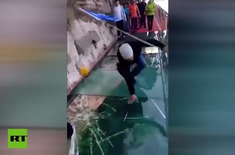 Vídeo, puente de cristal de 1.200 mts de altura se "quebró"