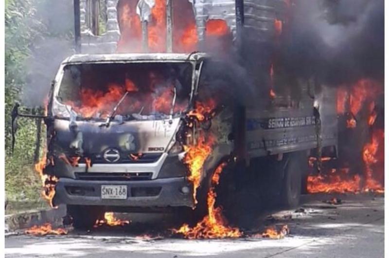 Quemaron en Chocó dos camiones de transporte de envíos