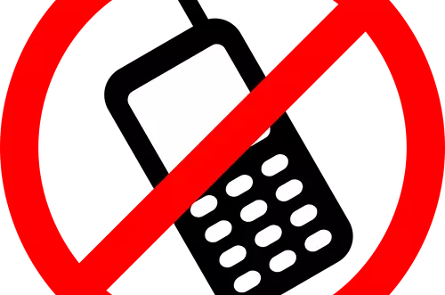 Desmienten multas dentro de bancos por uso del celular. 