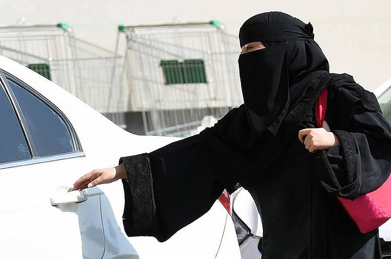 Arabia Saudita autoriza que sus mujeres puedan manejar vehículos 