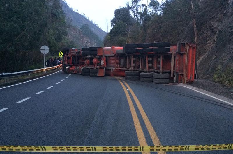 Cerrada vía Bogotá-Villavicencio por accidente de tractomula