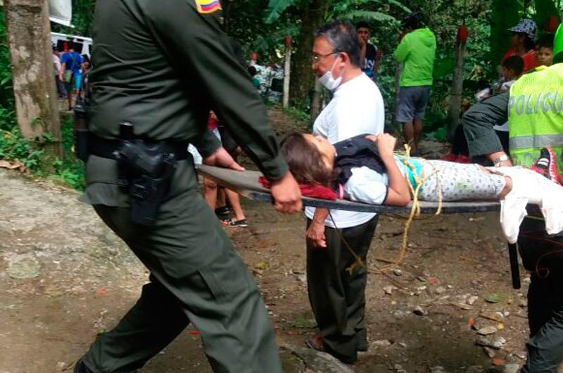 7 muertos y varios heridos al colapsar puente en la vereda El Carmen