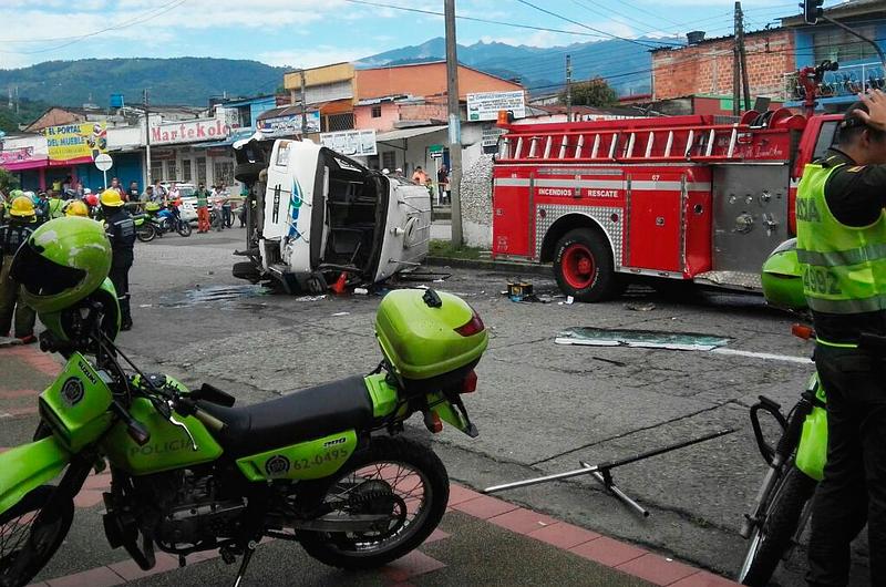 Ocho heridos en choque de colectivo y carro de bomberos