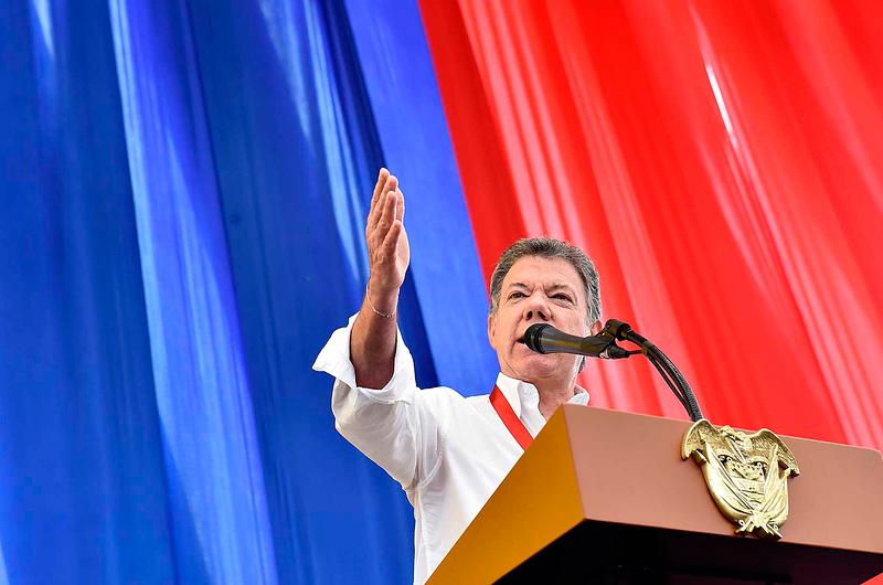 "Funcionarios pueden participar en campaña por la paz": Santos